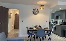 Modern 2 Bed Apartment Bradford